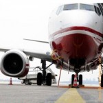 Flugzeug-weiß-rot, Flughafen