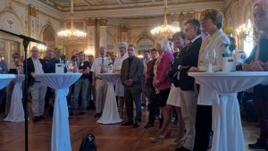 Mitglieder des Kabinetts beim LGBTIIQ-Empfang der Vizepräsidentin des Landtags